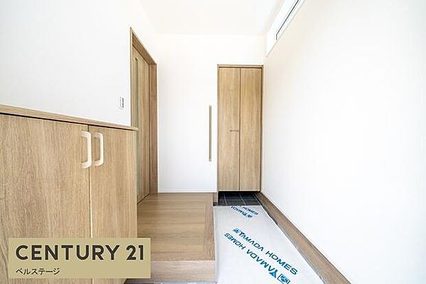 温かく迎えてくれる明るい玄関！