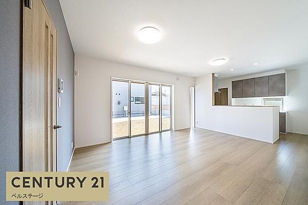 窓からしっかり光が入りポカポカ！