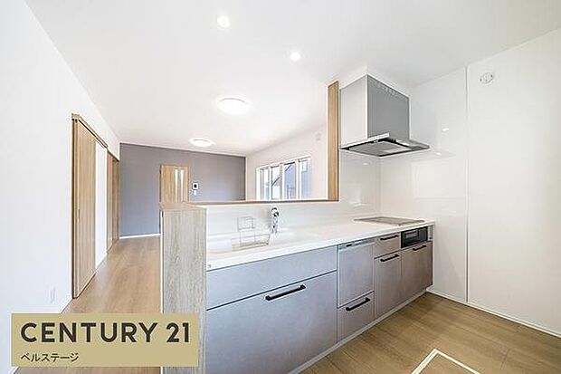 キッチンの後ろ側も広く便利です！