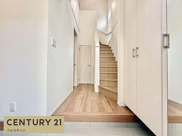 同仕様：収納力のある玄関先は片付け上手