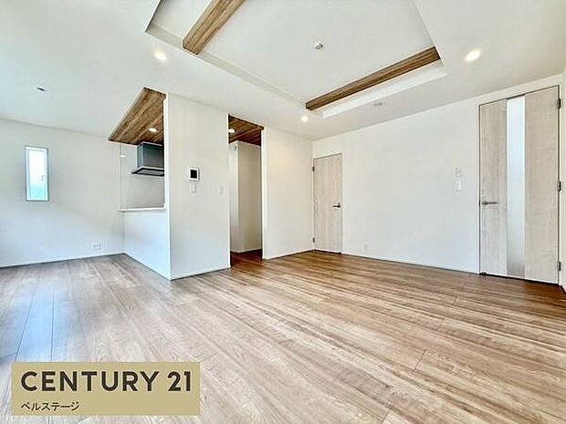 同仕様　日当たり良好、広々としたリビング