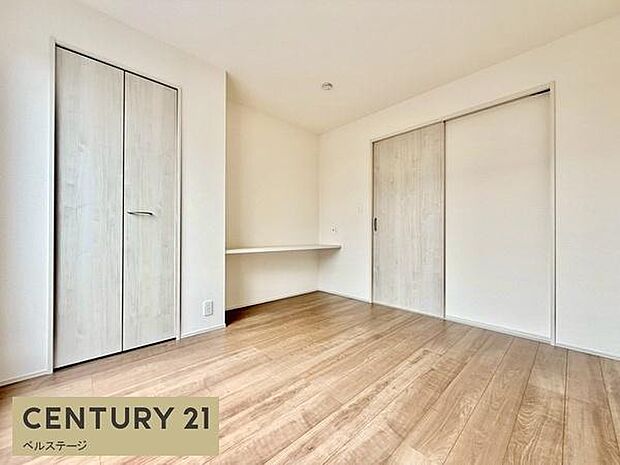 同仕様　収納が付いた洋室でお部屋スッキリ