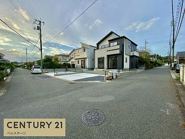 広い前面道路で駐車が苦手な方でも安心!