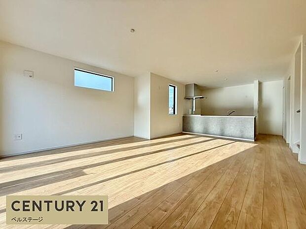 陽光差し込む広々リビングで快適な日常を