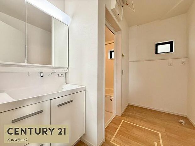 広々とした洗面スペース。朝の準備も快適