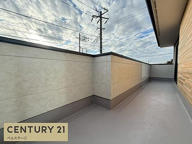 広々バルコニーで洗濯物もラクチン