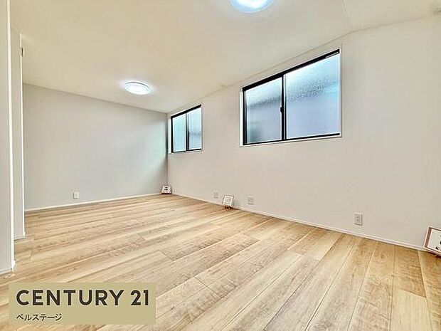 窓から心地よい日差しが注ぎます