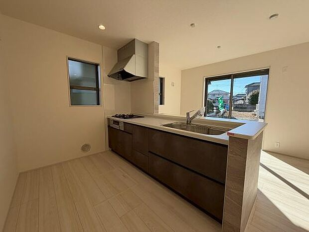 広々と使いやすいシステムキッチン！