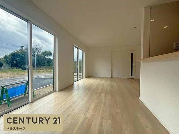 明るい陽光が差し込む開放的リビング