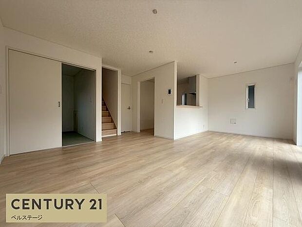 明るい陽光が差し込む開放的リビング