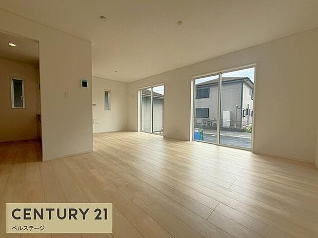 大きな窓からたっぷり陽光が入ります！