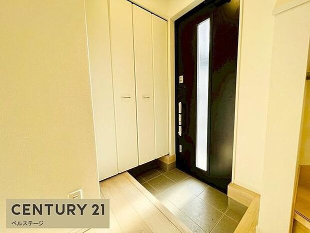 温かく迎えてくれる明るい玄関！