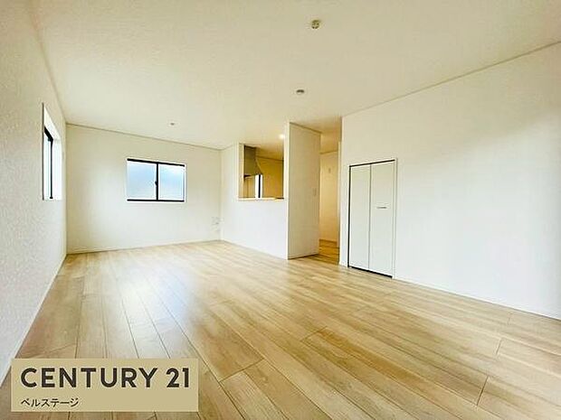 開放感あふれる明るいリビング空間