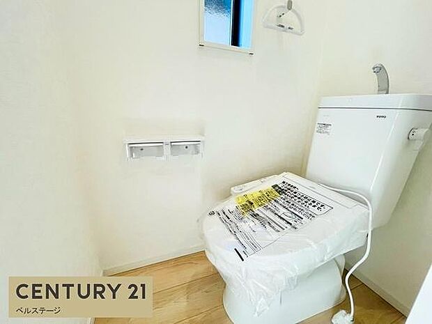 明るく清潔感のある快適なトイレ空間