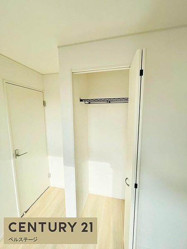 各部屋に大容量の収納があり便利です