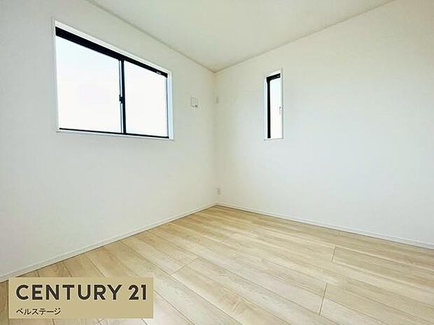 窓からしっかり光が入りポカポカ！