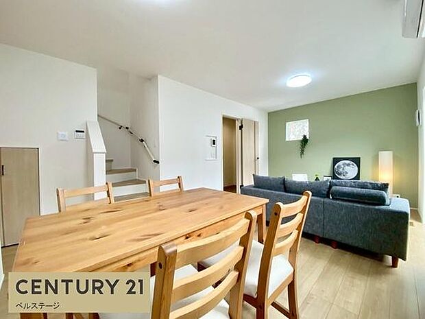 明るい広いダイニングスペース！