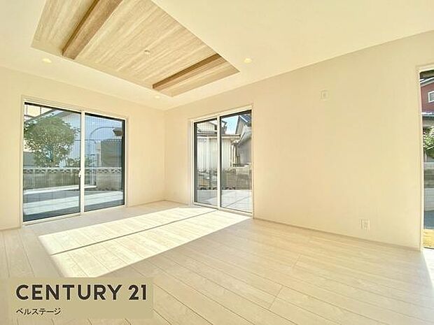 大きな窓からたっぷり陽光が入ります！