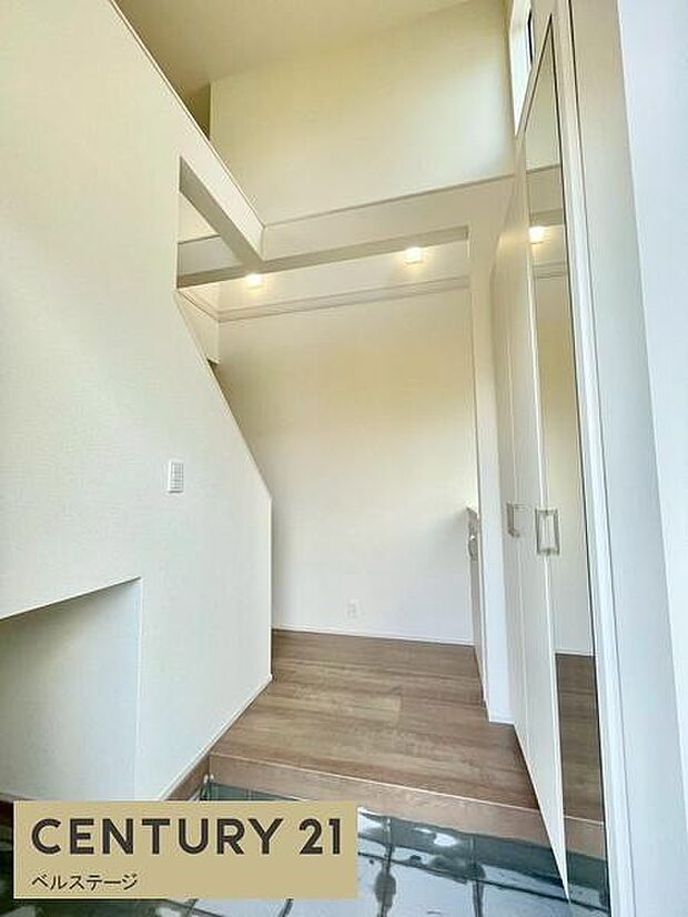 温かく迎えてくれる明るい玄関！