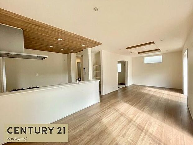 明るい広いダイニングスペース！