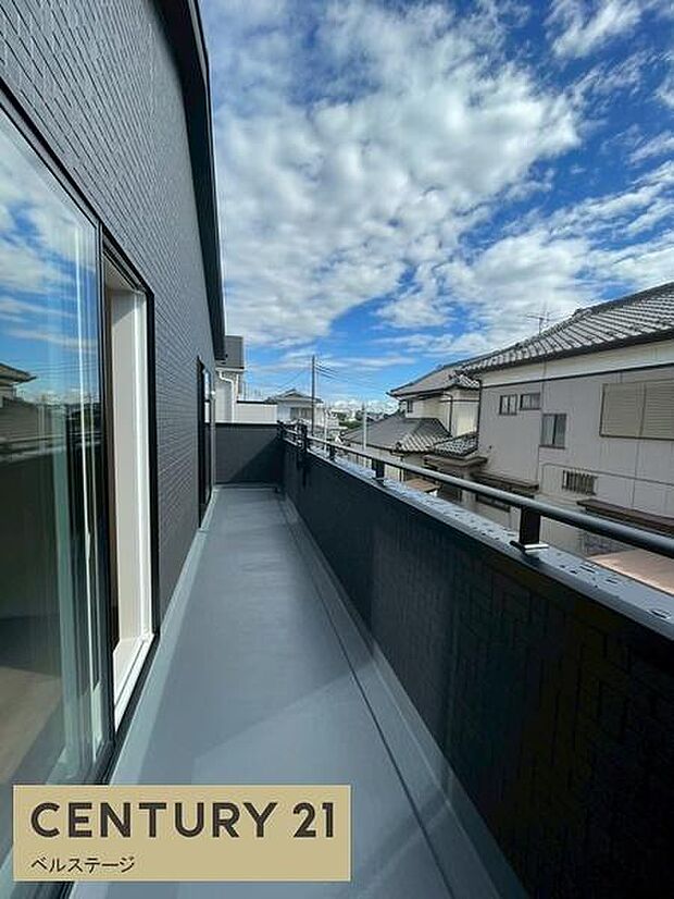 開放的で、日当たり・通風良好なバルコニー