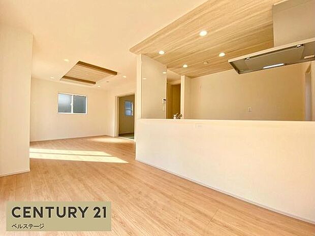 明るい陽光が差し込む開放的リビング