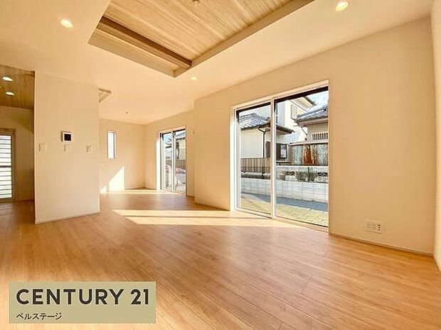 大きな窓からたっぷり陽光が入ります！