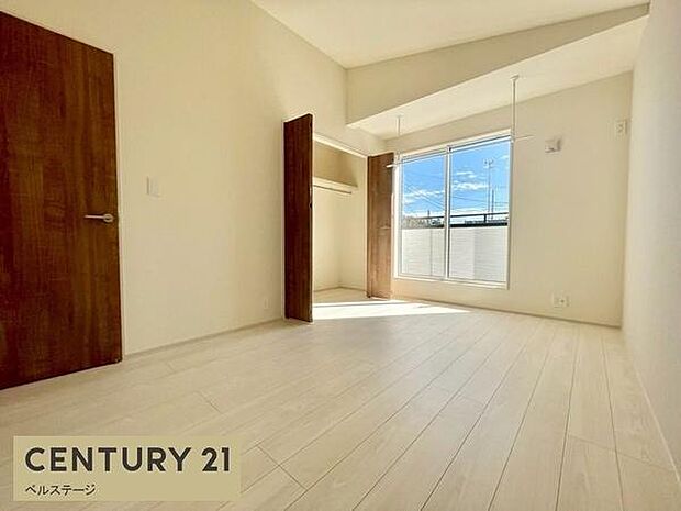 たっぷりの陽光に包まれる洋室！