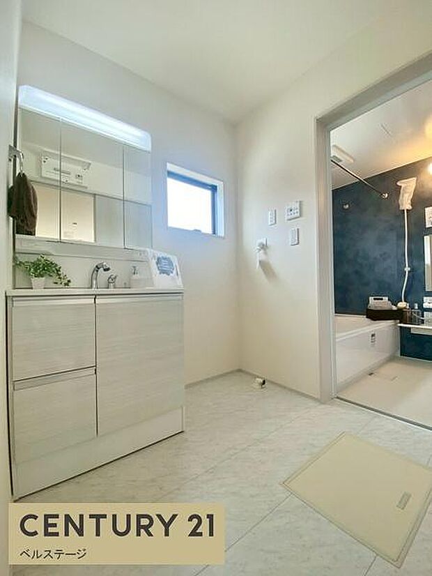 収納もしっかりできる広々とした洗面場！