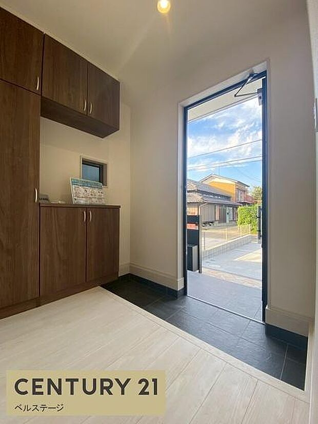 明るく開放感のある入口です!