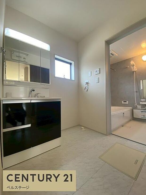 清潔感たっぷりの明るい洗面台です！