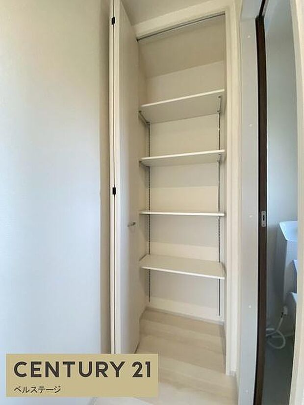 棚付きの収納で色々な物を収納可能です！