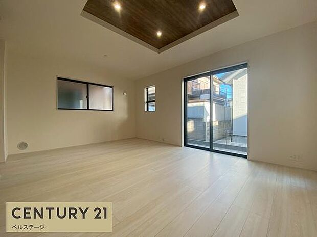 大きな窓からたっぷり陽光が入ります!