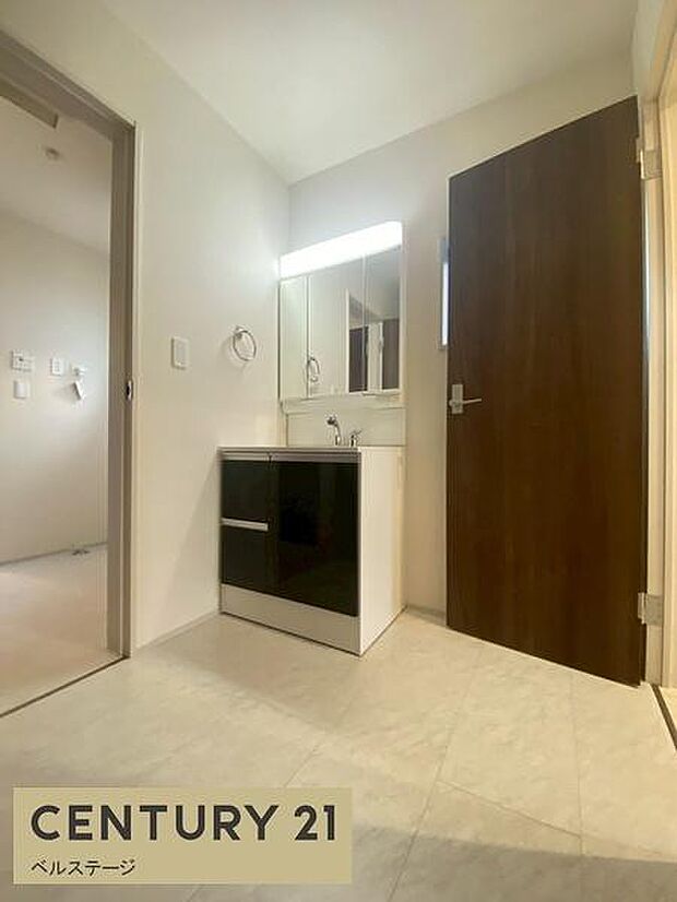 清潔感たっぷりの明るい洗面台です!