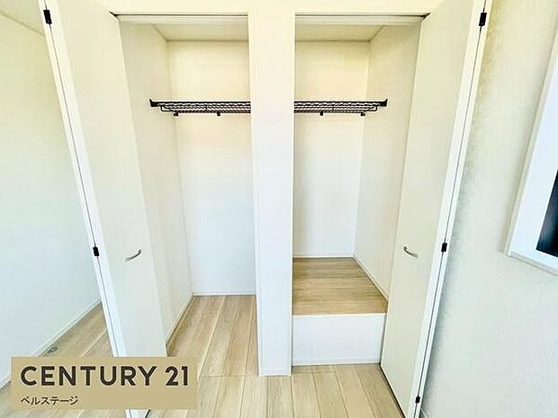 各部屋に大容量の収納があり便利です