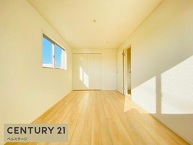 同仕様　明るい雰囲気の洋室！