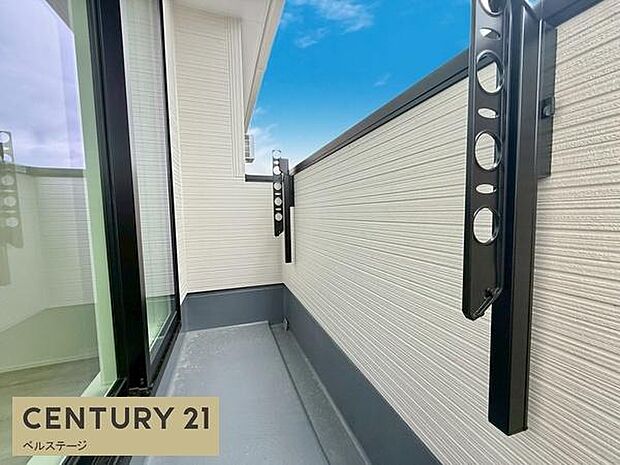 心地よい風と陽光を感じるバルコニー！