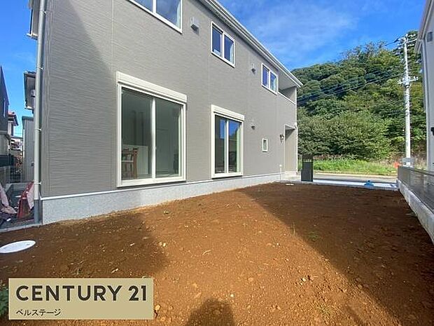 お庭は、お花や鉢植えで彩るのも素敵です！