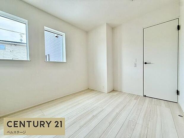 窓から心地よい日差しが注ぎます