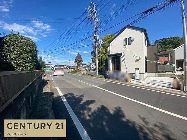 前面道路も広く車のすれ違いも楽々です！
