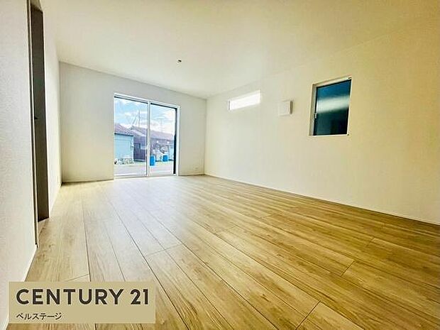 大きな窓からたっぷり陽光が入ります！