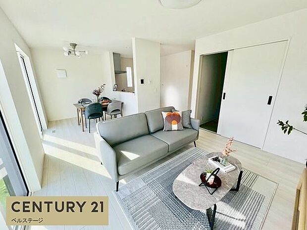 大きな窓からたっぷり陽光が入ります！