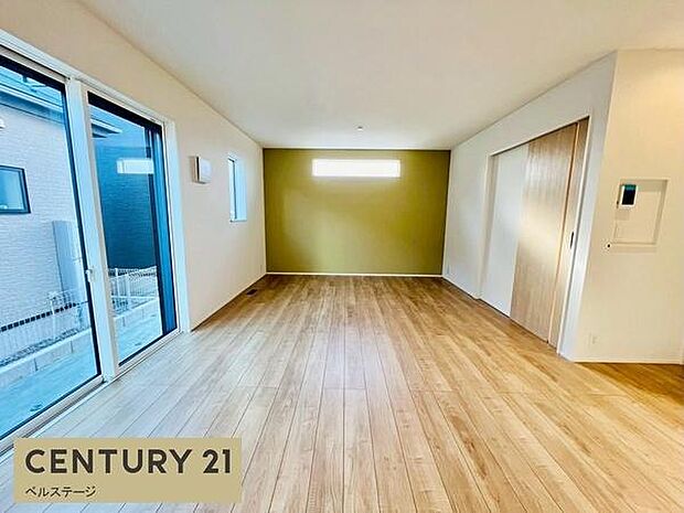 大きな窓からたっぷり陽光が入ります！