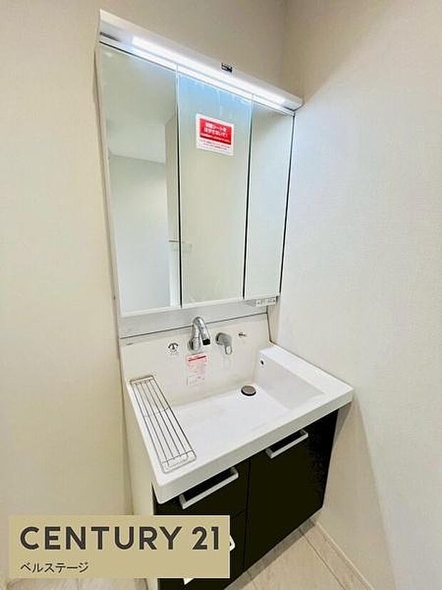 三面鏡と収納スペースたっぷり！