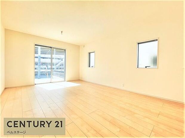 同仕様 日当たり良好、広々としたリビング