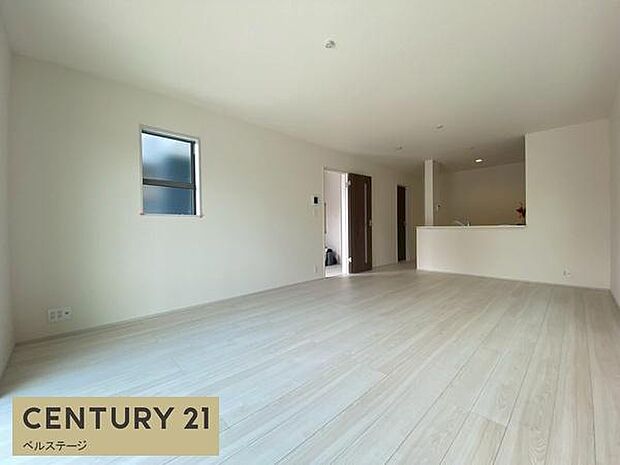 同仕様　ゆったりくつろげる広々リビング！