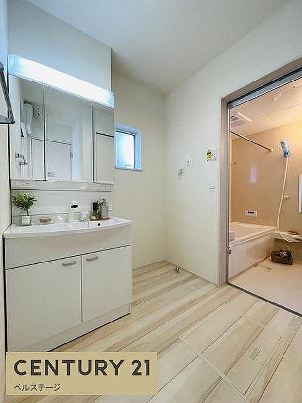 同仕様　広々した清潔感のある洗面所！