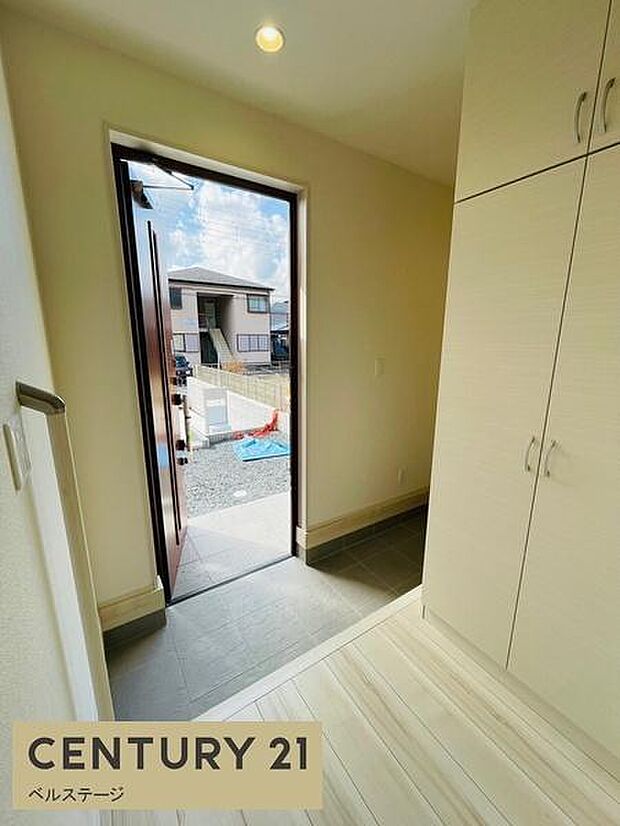 同仕様 温かく迎えてくれる明るい玄関!