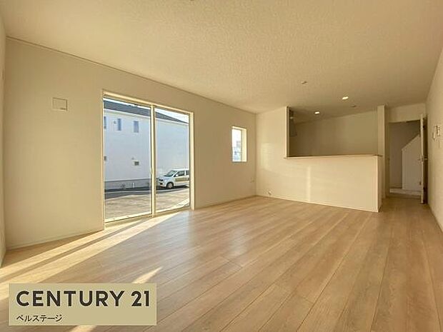 大きな窓からたっぷり陽光が入ります！