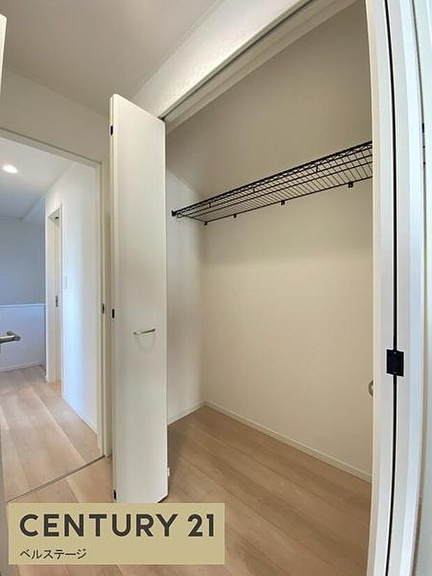 棚付きの収納で色々な物を収納可能です！